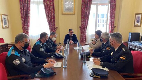 Reunión del alcalde, Ángel Mato, con la subdelegada del Gobierno y responsables policiales