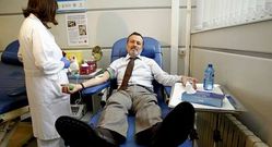 El conselleiro Agust�n Hern�ndez predic� con el ejemplo y acudi� a donar sangre.