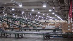 Instalaci�n de plafones de Solatube, que permiten suministrar luz natural dentro de una nave industrial