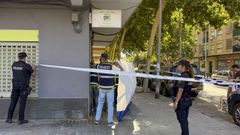 Agentes de la Polic&iacute;a Nacional en el registro de la cl&iacute;nica del logopeda asesinado en Valencia