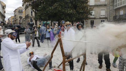 El entroido comenzó ayer en Xinzo y pronto se instalará la propaganda electoral en las calles.
