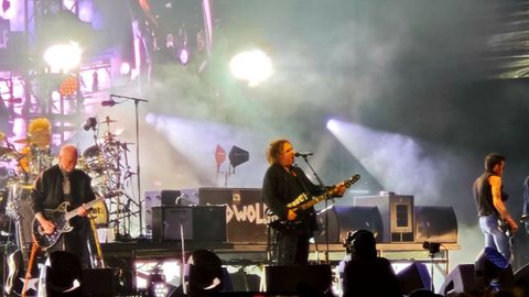 The Cure durante su actuaci&oacute;n. 
