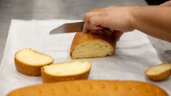 Un pastelero elabora torrijas sin gluten.