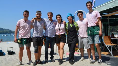 El equipo de Los Pinares frente al chiringuito, en la playa de la Magdalena.