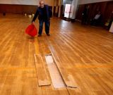 La humedad se ha filtrado hasta el parqu� y ha levantado algunas de las tablas.