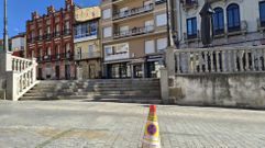 Varios conos advierten de la prohibici�n de aparcar delante de la praza Maior en O Barco.