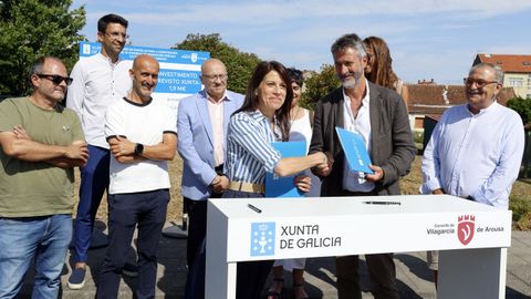 Momento de la firma del acuerdo de cesi�n de la finca municipal de Marxi�n entre el alcalde de Vilagarc�a, Alberto Varela, y la conselleira de Vivenda, Mar�a Mart�nez Allegue, en julio del 2025.