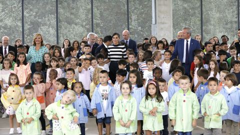 Las autoridades se fotografiaron con los alumnos del centro.