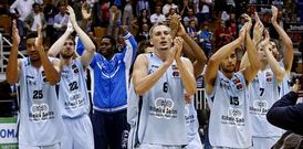 Los jugadores del Breog�n agradecen el apoyo del p�blico despu�s de ganarle a Burgos. 