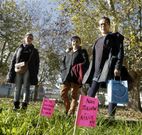 <span lang= es-es >Una f�rmula sencilla</span>. Ayer bastaron cinco minutos para que Mirta, Lili y Teresa descubriesen y se�alizasen con palillos y notas un c�mulo de extrementos en el parque de A Lomba. 