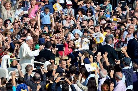 El papa tiene seguidores incondicionales, que esperan horas para verlo y sacan fotos a su paso.