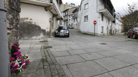 Ofrenda a la mujer fallecida hace seis aos por causa de la riada