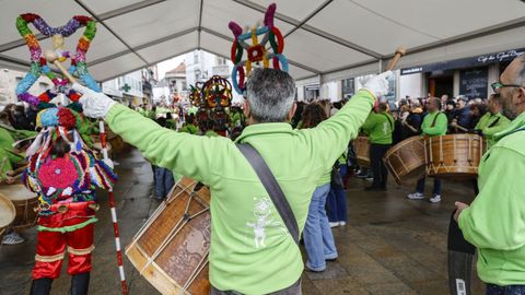 Boteiros y fuli�ns en el desfile del domingo gordo de Viana do Bolo.