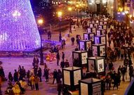 Numeroso p�blico visit� la exposici�n por la noche.