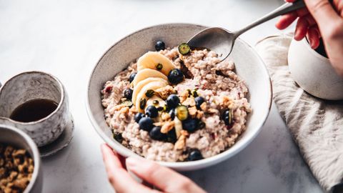 La OCU recomienda preparar el muesli en casa con ingredientes naturales