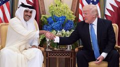 Donald Trump estrecha la mano al emir de Catar en su ultima gira por Oriente Medio
