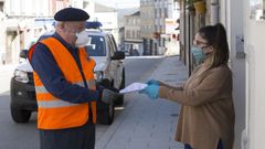 Proteccin Civil de A Fonsagrada entrega material escolar a una usuaria de la copistera municipal