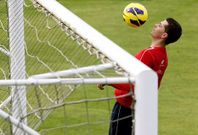 Javi Rey se ejercita con un bal�n durante la sesi�n de entrenamiento de ayer en el �ngel Carro.
