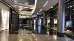 Centro comercial Marineda City en A Corua, con todas las tiendas cerradas, excepto una farmacia