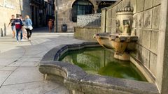 La fuente de la plaza del Teucro es una de las que se cerraron por la sequ�a