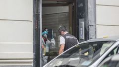 La Ertzaintza recoge huellas en el portal donde apareci el cadver en Bilbao