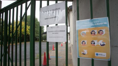 Avisos a la puerta de un colegio lucense, advirtiendo que solo podr entrar una persona por familia