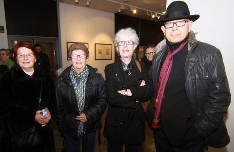 A la izquierda, varios miembros de Airi�os que acudieron a la presentaci�n del libro de Santos y Comoxo. Sobre estas l�neas, otros asistentes: Consuelo, Luc�a, Manuel y Javier. 