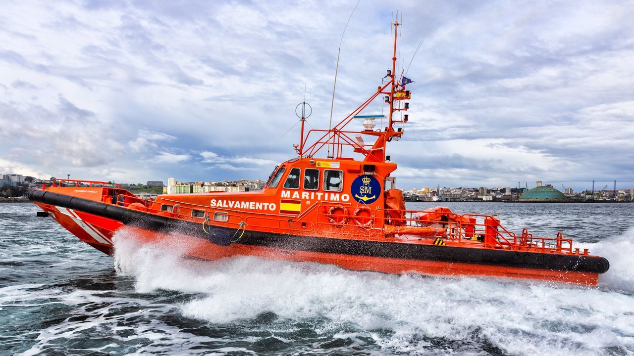 Un helicóptero, buceadores y embarcaciones buscan a un desaparecido en la costa de Redondela