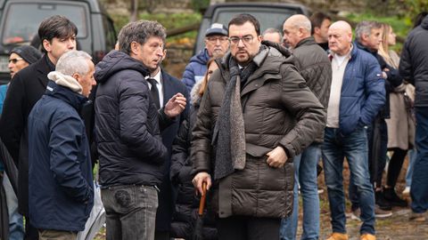 El presidente del Principado de Asturias, Adri�n Barb�n (d), durante el funeral por el minero �scar D�az Rodr�guez