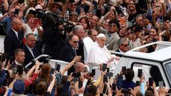 El papa Francisco recorri� en papam�vil la plaza de San Pedro en el Domingo de Pascua.