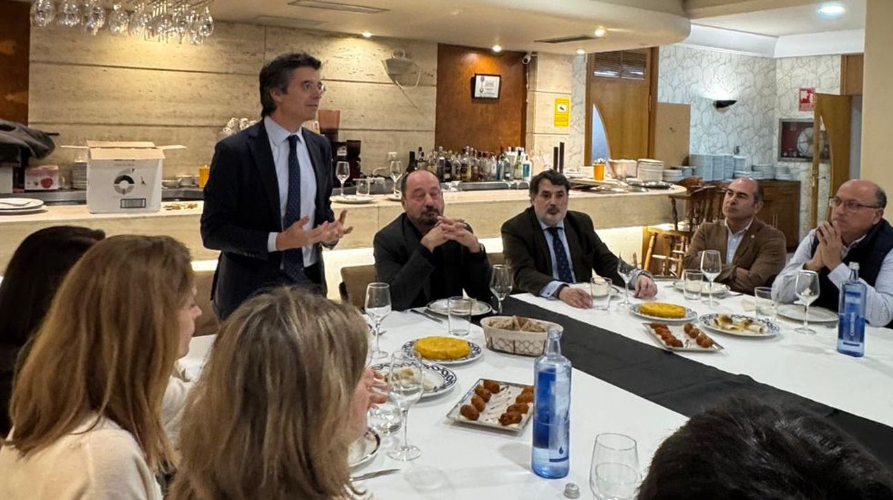 Borja Verea traslada al sector hotelero que Sanmartín «non quere industria, nin visitantes, nin nada que xere riqueza»