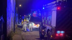 Bomberos de Ourense actuando en un incendio en A Cu�a.