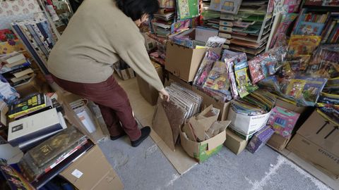 La due�a de la librer�a acumula ahora las baldosas levantadas y rotas en cajas