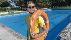 Hugo Herb�n (en la foto), boirense de 22 a�os, es uno de los dos socorristas que trabajan este verano en la piscina municipal de O Milladoiro. Su hermano gemelo est� en la de Bertamir�ns. Explican que, si uno tiene un buen compa�ero con el que poder coordinar los horarios, pueden disfrutar de algunos planes estivales y compaginarlo con este empleo.