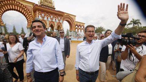 Feijoo pasea por la feria de C�rdoba en un acto de campa�a.