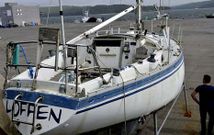El velero �Loffen� est� en tierra despu�s de sufrir un incendio y que su due�o lo abandonase. 