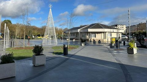 La plaza Isaac D�az Pardo abri� al tr�nsito peatonal en diciembre, con la instalaci�n de mobiliario pendiente de finalizar