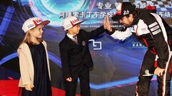  El espa�ol Fernando Alonso, doble campe�n del mundo de F�rmula Uno y l�der del Mundial de Resistencia con el equipo Toyota Gazoo Racing present� este viernes, en el circuito en el que disputa las Seis Horas de Shangh�i, su proyecto de creaci�n de 40 circuitos-escuela para pilotos en China que desarrollar� durante los pr�ximos cinco a�os.El acuerdo entre empresas privadas y organismos oficiales pretende fomentar el automovilismo en un pa�s de unos 1.350 millones de habitantes.