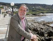 <span lang= gl >Moncho Vi�a, no paseo mar�timo de Cai�n, a vila onde transcorre parte desta historia que conta. </span>