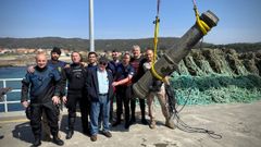 Recuperaci�n de un ca��n de bronce, en abril del a�o pasado, en Fisterra