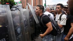 Manifestantes increpan a agentes de la polic�a durante la protesta convocada en Caracas tras la muerte de Carmen Navas