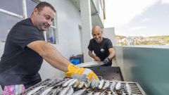 Marineros. Moncho, a la izquierda, trabaja con las nasas del pulpo en su embarcaci�n, Moraz�n Un. El nombre de Conchita fue tomado de su bote. Jos� es armador, junto a otros socios, del cerquero San Adri�n do Mar, en el que fue marinero. El puesto est� situado en el bajo de la vivienda de este �ltimo, que mira hacia San Adri�n y las Sisargas