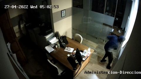 Captura del vdeo en el que se ve a uno de los ladrones asaltando una residencia de la provincia de Lugo.