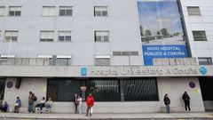 Fachada del Chuac, con la infografa que recrea la imagen del nuevo hospital.