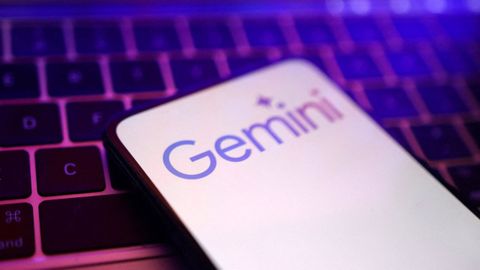 Tel�fono m�vil con el logo de Gemini.