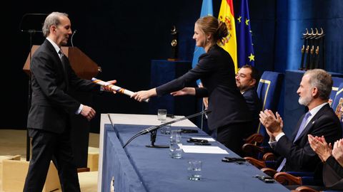 La princesa Leonor entrega el premio Princesa de Asturias de Investigación Científica al endocrinólogo canadiense Daniel J. Drucker, durante la ceremonia de entrega de los Premios Princesa de Asturias, este viernes en el Teatro Campoamor, en Oviedo