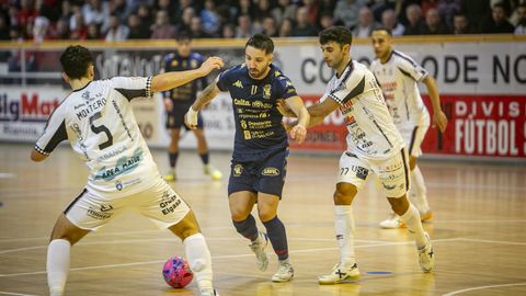 Diogo, con el bal�n, anot� los cinco goles de O Parrulo. 