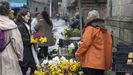 Una joven comprando flores en la plaza de abastos compostelana.