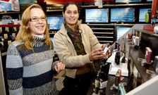 <span lang= es-es >Un caso resuelto</span>. Teresa Pena Sab�n -izquierda- ha sido contratada por Cristina Seoane para trabajar en el departamento de telefon�a m�vil de Star Center en Carballo.