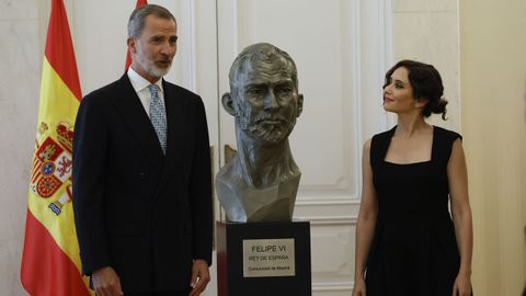 La presidenta de la Comunidad de Madrid, Isabel D�az Ayuso, present� hoy a Felipe VI el busto de bronce del monarca, obra del artista V�ctor Ochoa y encargado por el Gobierno regional como homenaje al jefe del Estado. El acto tuvo lugar en la sede del Ejecutivo madrile�o en la Puerta del Sol.